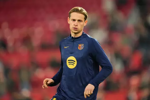 سبورت: شكوك حول مشاركة دي يونج أمام ألافيس.. وفليك يختار بديله